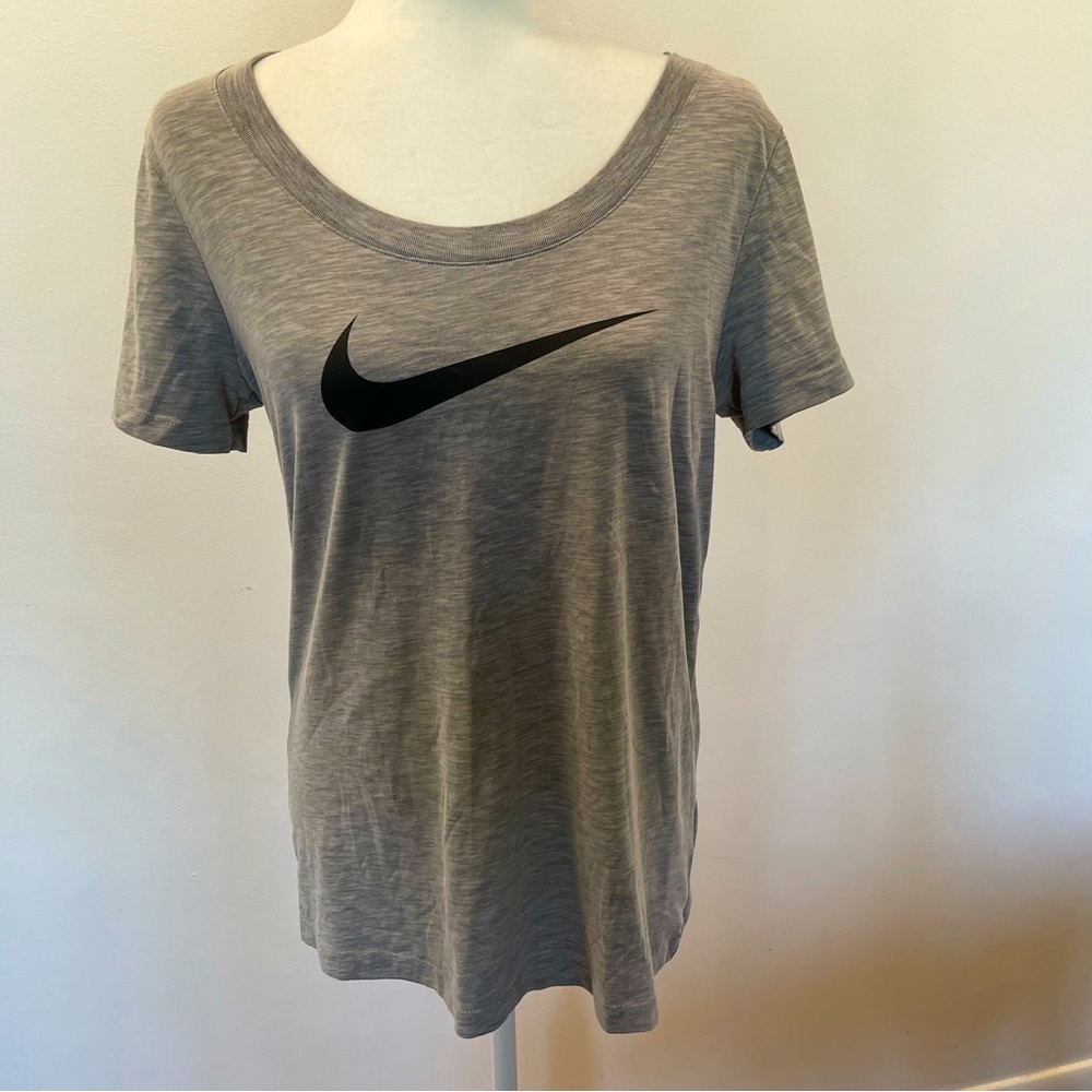 Nike Dri-Fit Short Sleeve Tee Women’s size Medium Scoop Neck Logo Activewear